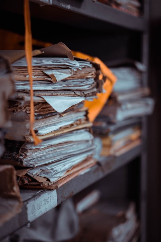 Documentos e pastas organizados sobre mesa - providências após um falecimento