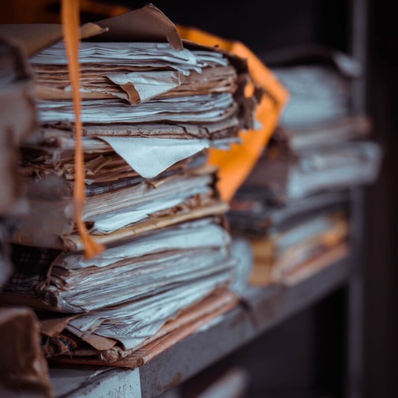 Documentos e pastas organizados sobre mesa - providências após um falecimento